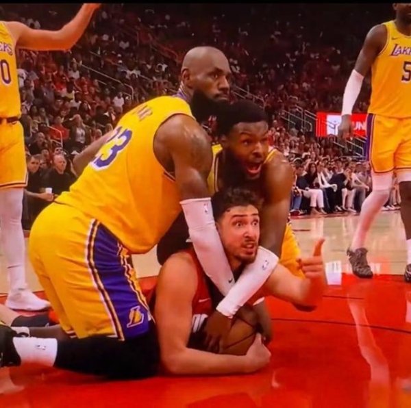 在线股票配资公司 形似全家福！詹姆斯&布朗尼手臂交叉“搂”申京脑袋 三人表情精彩