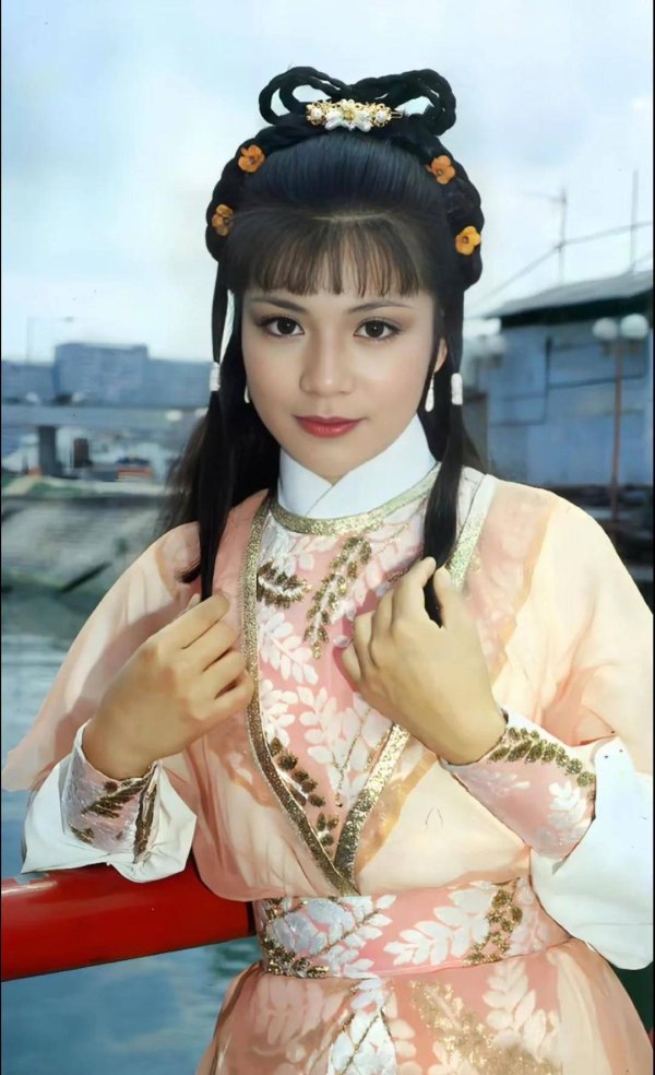 最好的股票配资网站 翁美玲死亡40年谜团未解，法医时隔20年爆料骇人细节，额头伤痕背后隐藏什么秘密